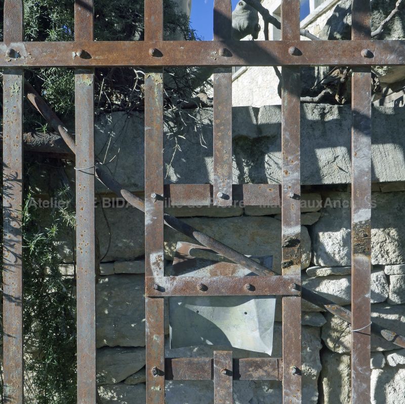 Large old 2-doors wrought iron gate for stone pillars - Atelier Alain BIDAL (Provence)