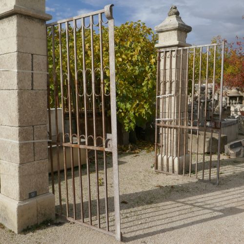 Antique gate with two doors : riveted wrought iron gate by Atelier Alain BIDAL, Provence.
