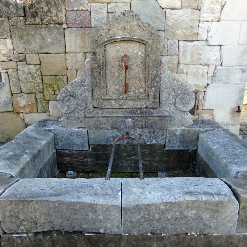 Rustic fountain in weathered stone : a charming Provençal fountain ! Atelier Alain BIDAL (Provence)