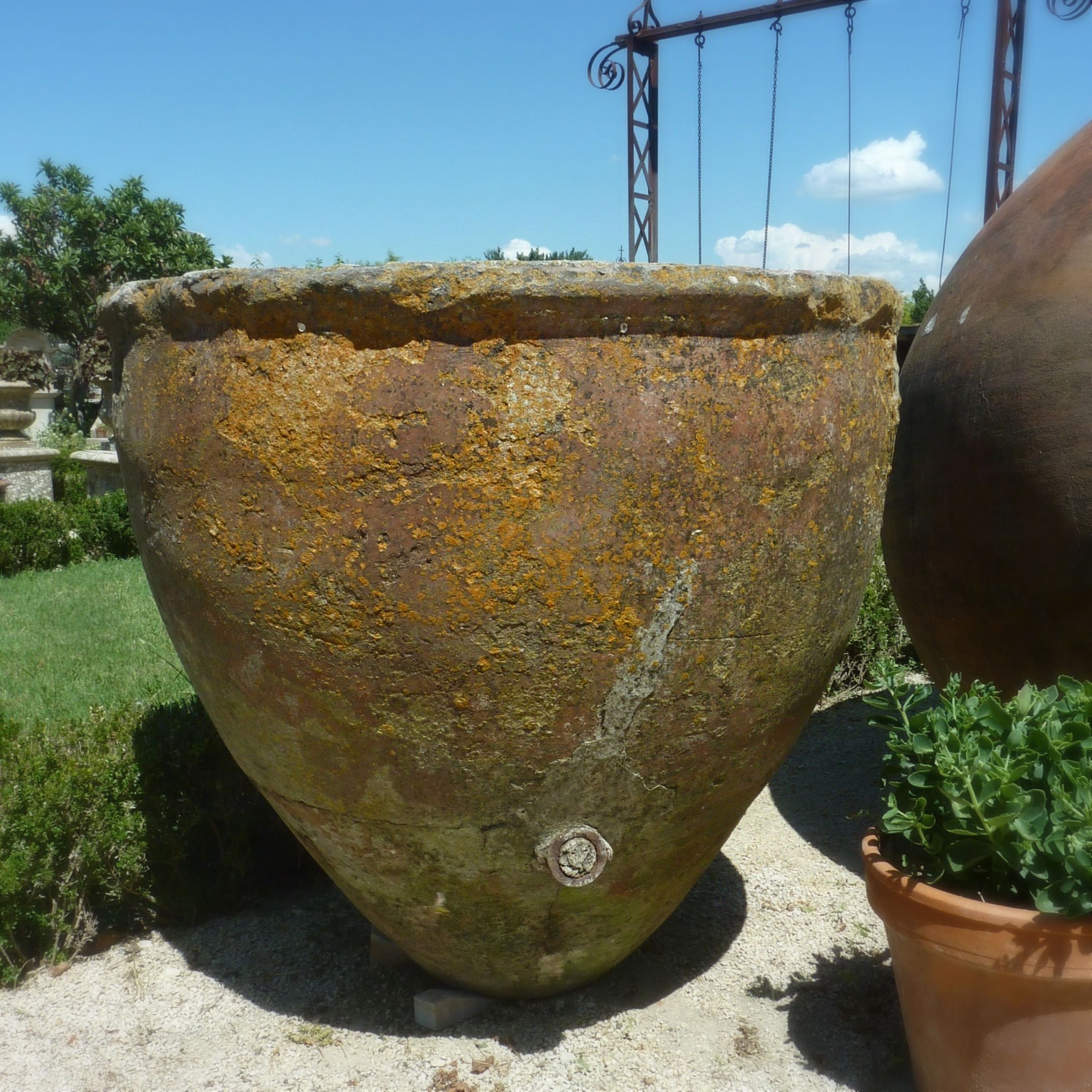 Alain Bidal invites you to come and discover his selection of antique terra cotta jars.