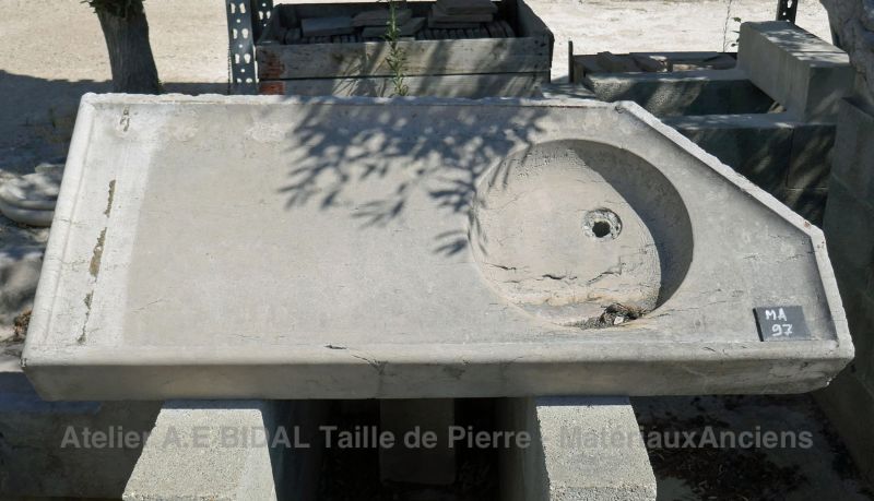 Bel évier ancien - un évier en pierre muni d'une vasque et d'un plan de travail pouvant servir d'égouttoir.