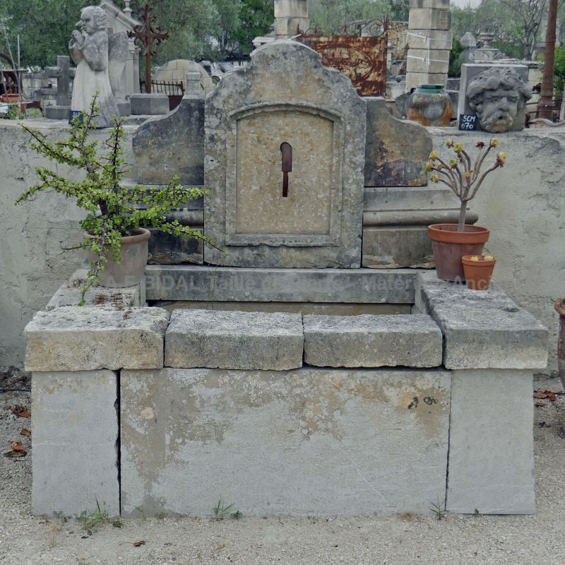 Fontaine murale à l'allure authentique et élégante - fontaine d'extérieur avec bac ou bassin.