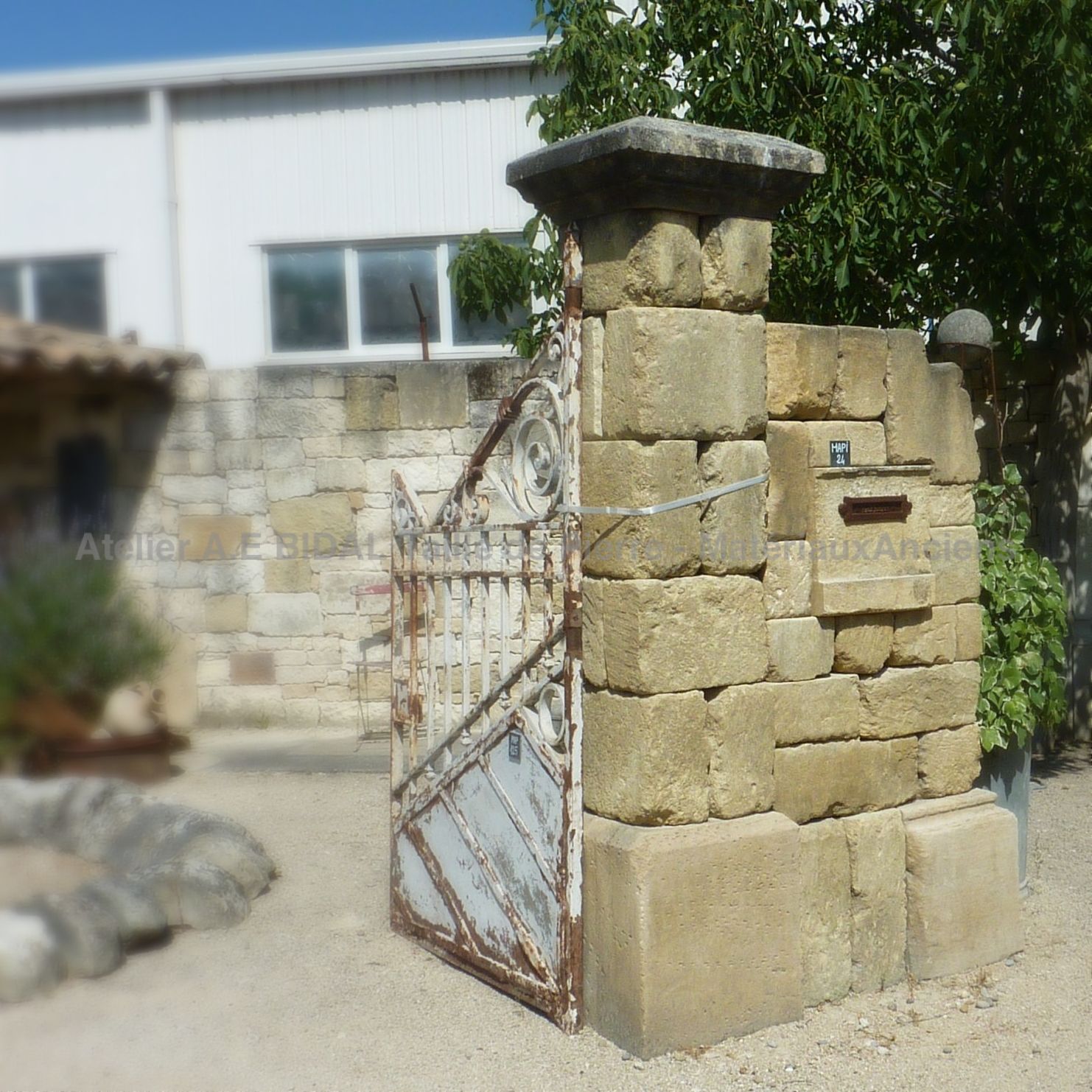 Pilier ancien - réalisation Bidal matériaux anciens et taille de pierre.