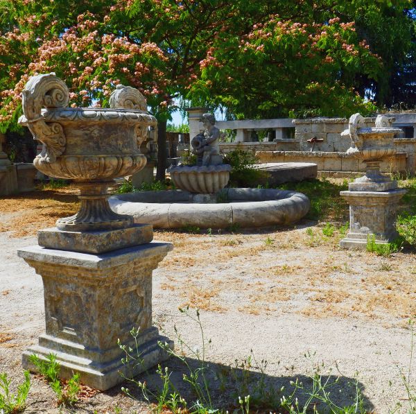 Paire de vases Médicis anciens avec socles en pierre patinée - Atelier Alain BIDAL (Provence)