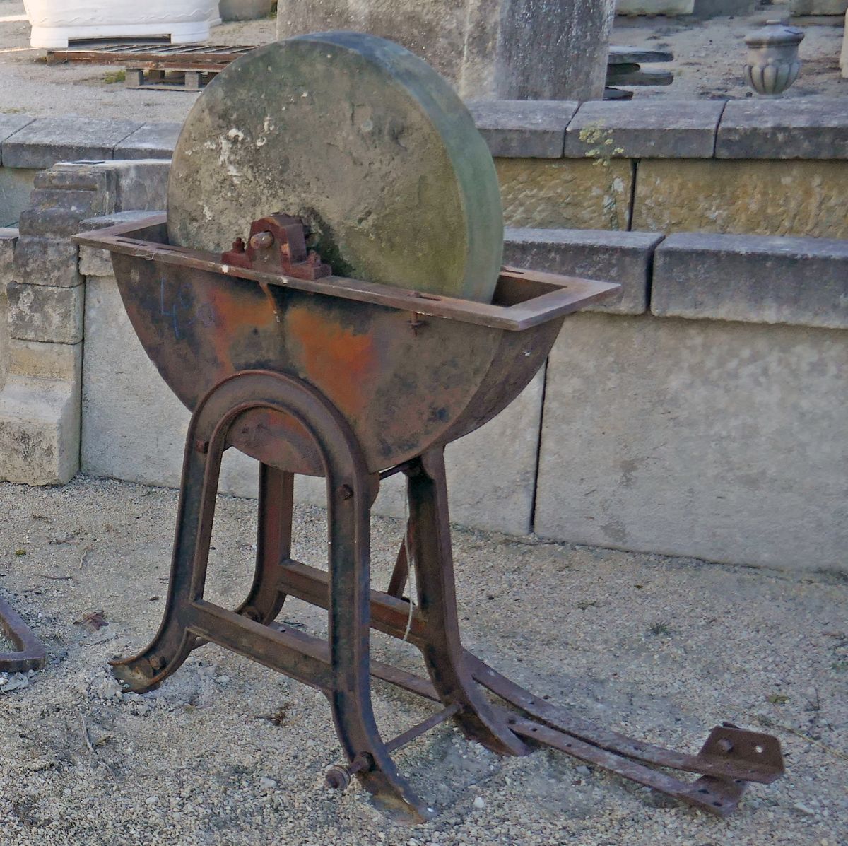 Meule à eau ancienne d'occasion avec support en métal