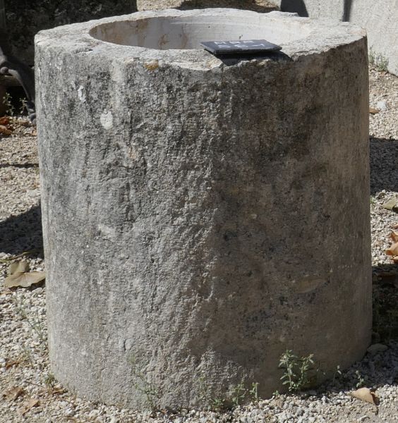 Round trough in patinated stone : small planter or decorative flower pot - Atelier Alain BIDAL (Provence)