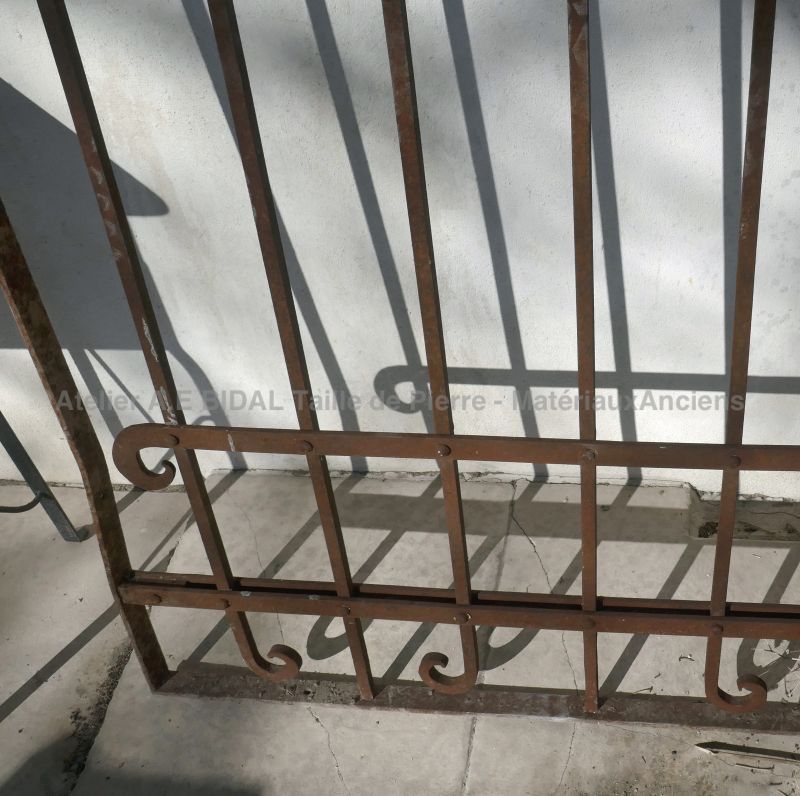 Portillon ajouré ancien en fer forgé marron riveté - Atelier Alain BIDAL (Provence)