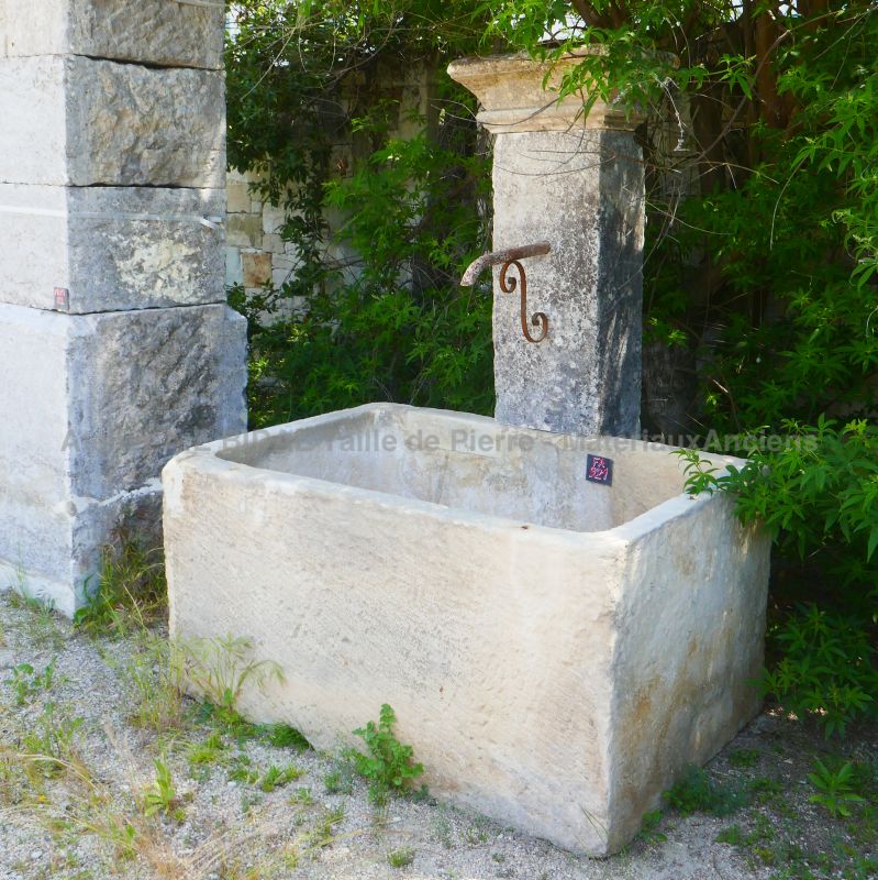 Rustic fountain in old stones by the antique materials dealer in Provence : Alain BIDAL