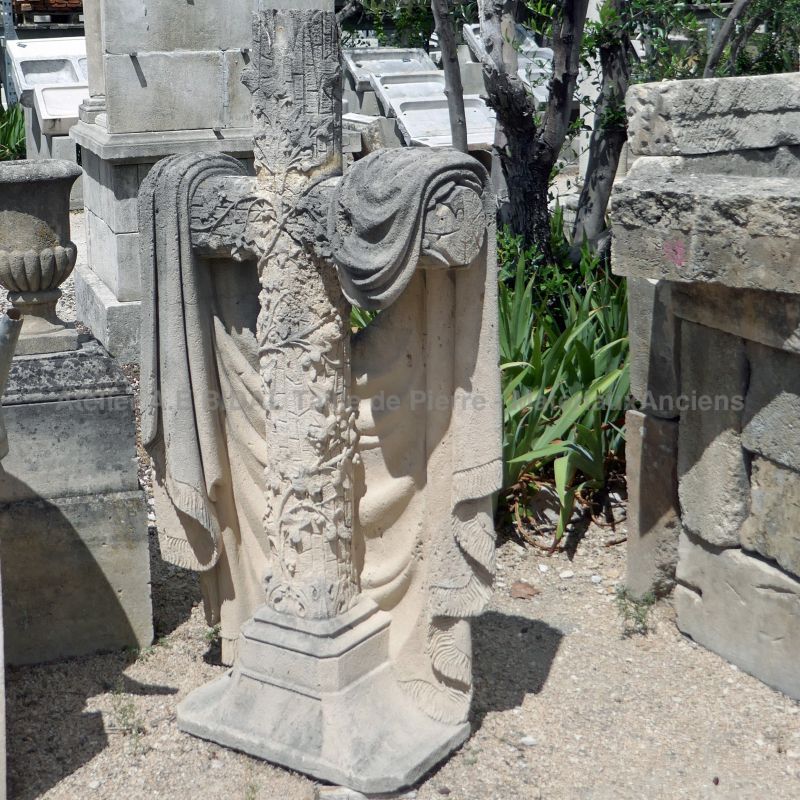 Belle croix ancienne finement sculptée - Eléments religieux en pierre blanche par Alain BIDAL Matériaux Anciens.