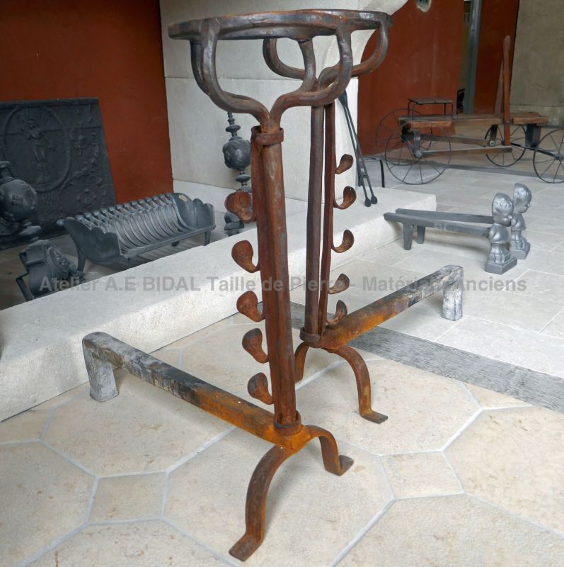 Chenets à double montants et crochets - landiers en fer forgé par Alain BIDAL Matériaux Anciens en Provence