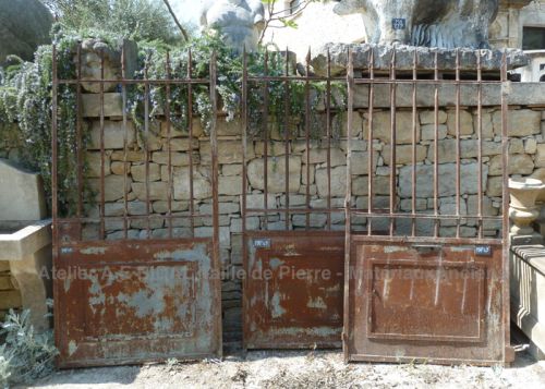 Portail ancien à trois vantaux ** VENDU