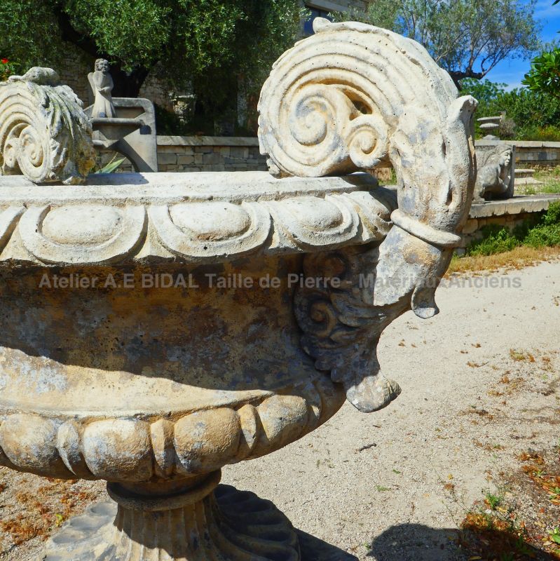 Medici-style reconstituted stone vase sold with its pedestal - Atelier Alain BIDAL (Provence)