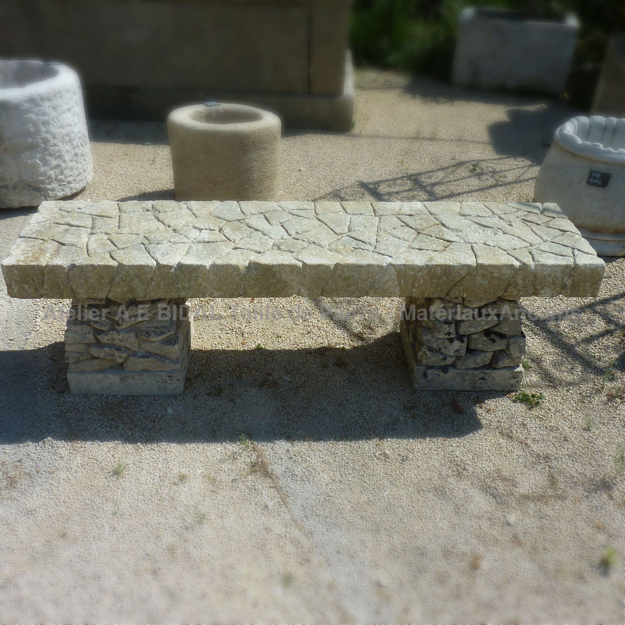 Banc en pierre de 46cm de largeur pour une assise confortable - mobilier de jardin ancien.