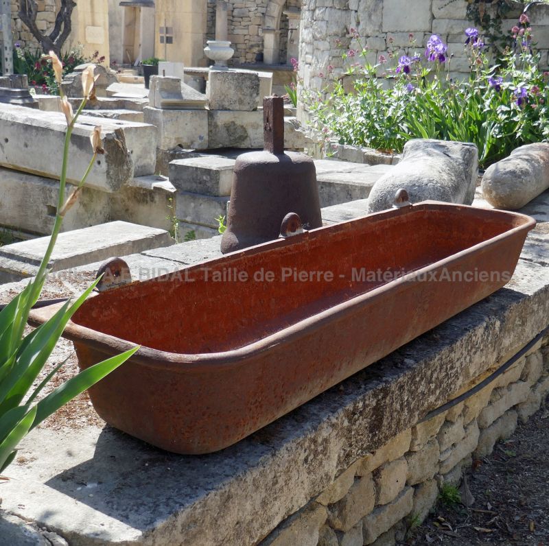 Antique cast-iron trough by The Antique Materials in Provence Alain BIDAL