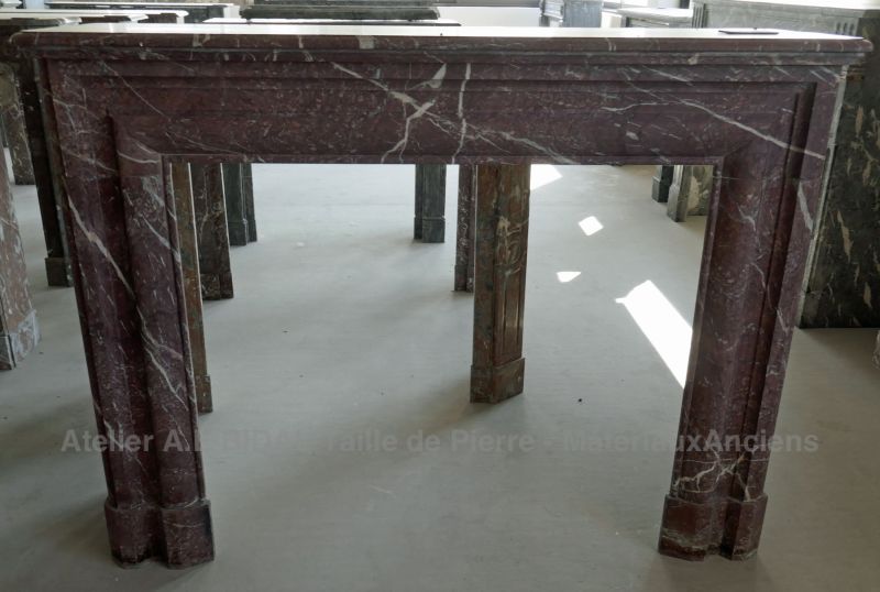 Cheminée marbre rouge veiné de blanc - cheminée ancienne à moulures boudin.