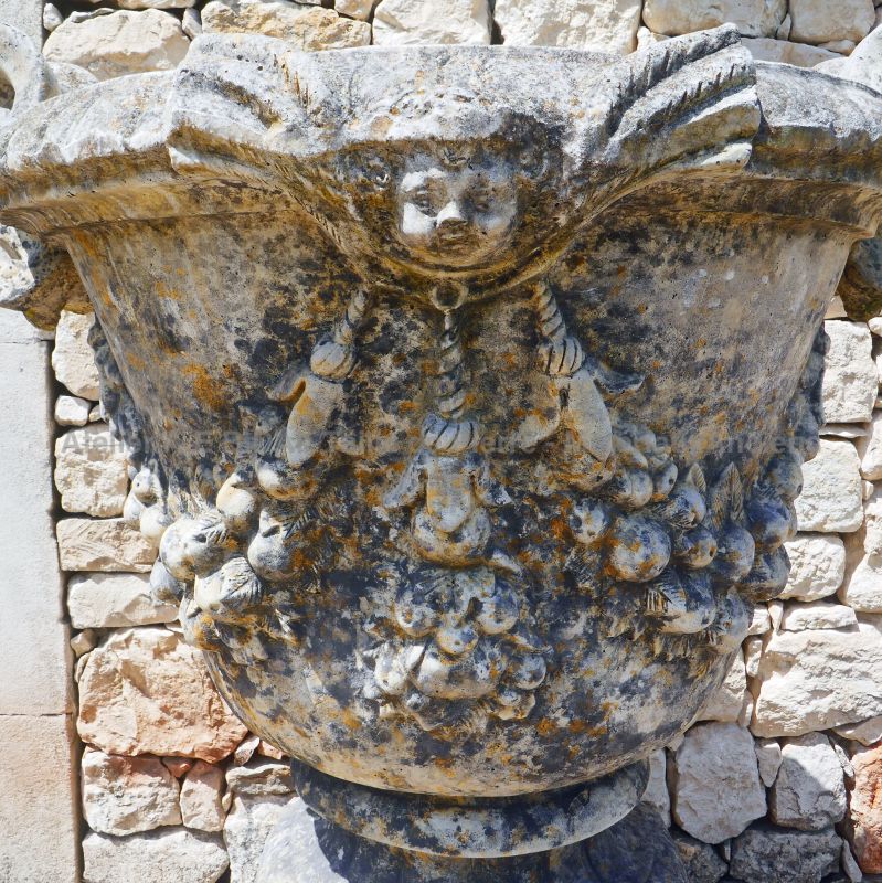 Antique vases in aged composite stone - The pair of planters with pedestals on sale at Atelier Alain BIDAL (Provence)
