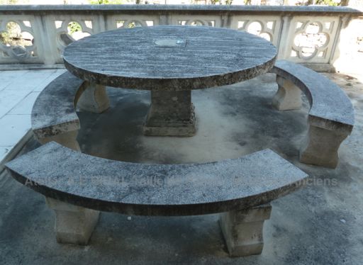 Mobilier de jardin ancien: ensemble en pierre pour réunir 12 personnes autour d'un repas.