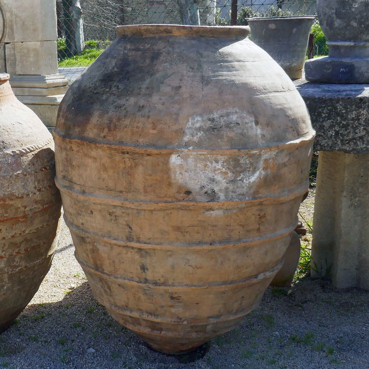 Décoration de jardin ancienne : jarre en terre cuite de grande taille