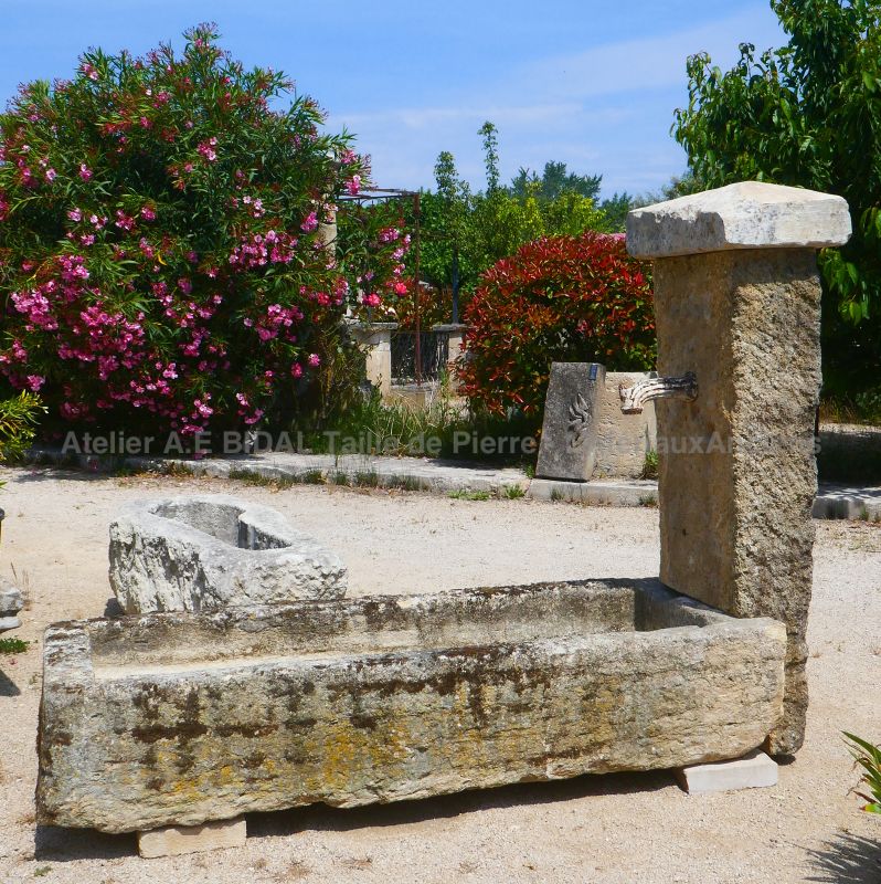 Rustically-charming garden fountain in weathered old stones : Atelier Alain BIDAL (Provence)