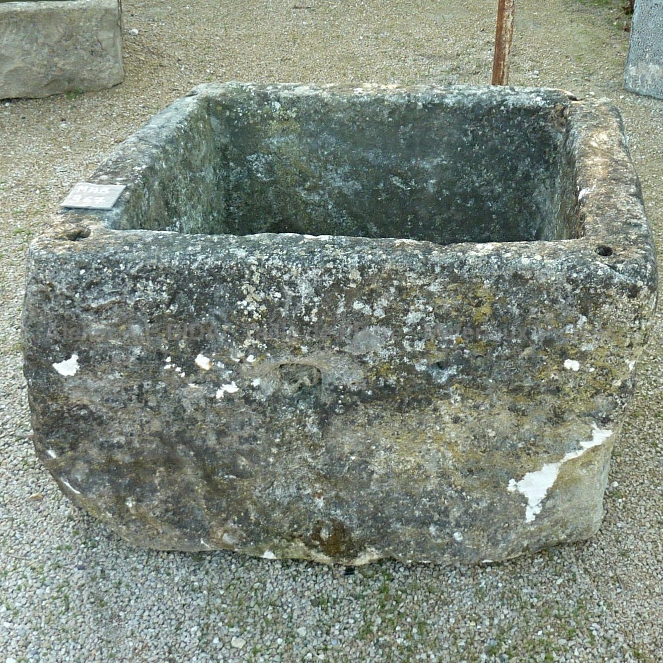 Petit bac ancien cubique en pierre patinée ** VENDU