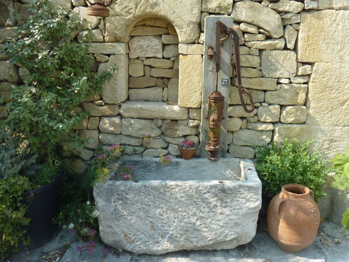 Fontaine de jardin décorative par notre tailleur de pierre du Vaucluse