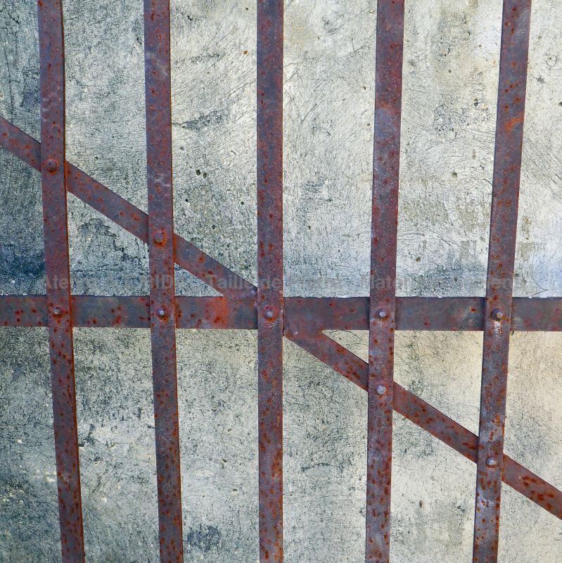 Portail ancien à deux battants en fer forgé riveté - Portail et piliers par Atelier Alain BIDAL (Provence)