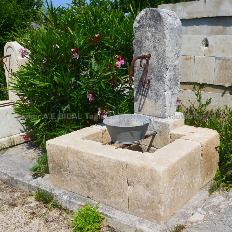 Beautiful wall fountain made of patinated old stones : Atelier Alain BIDAL (Provence)