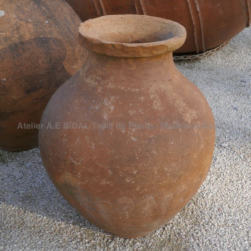 Elégante jarre ancienne en terre cuite rouge par Les Matériaux Anciens en Provence Alain BIDAL