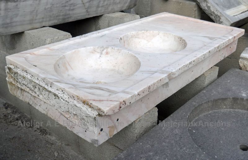Ancien évier ancien en pierre blanche veinée de gris - évier en pierre marbrière.