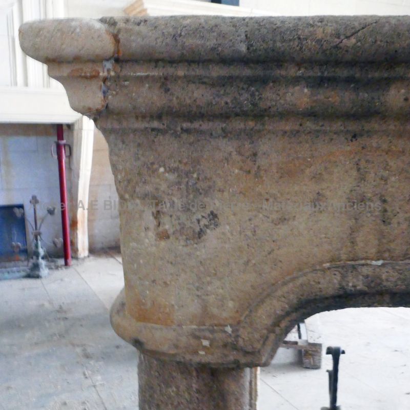 Ancienne cheminée en pierre patinée : une cheminée de campagne en pierre taillé en vente chez Atelier Alain BIDAL (Provence)