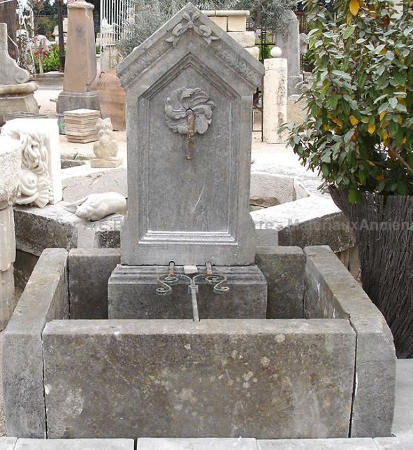 Fontaine en pierre avec rosace