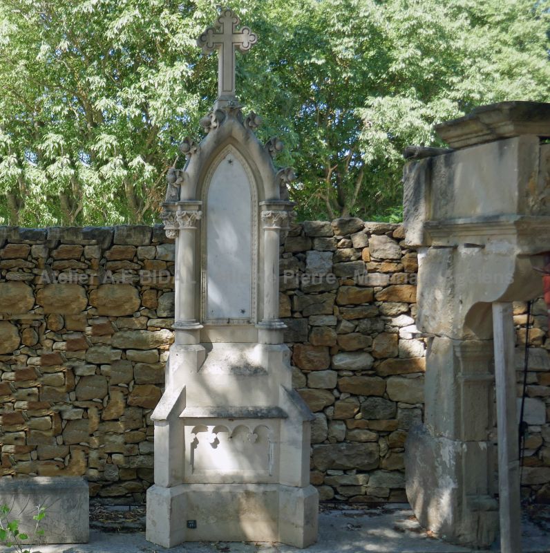 Belle stèle gothique avec croix en pierre - stèle funéraire ancienne.