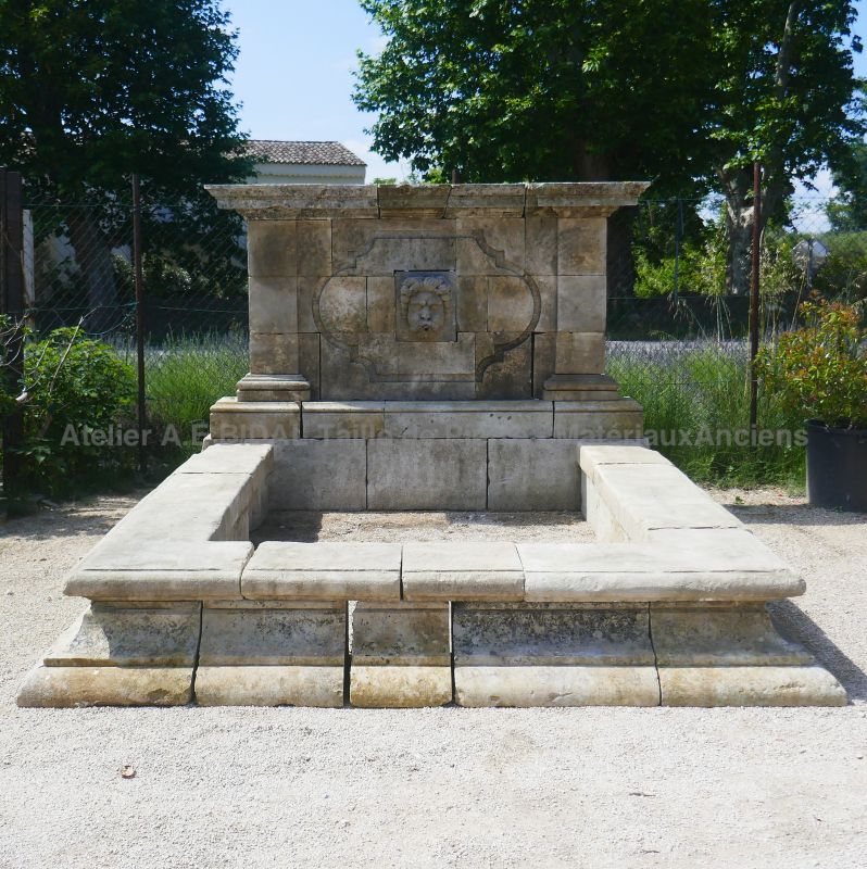 Large fontaine de jardin en vieilles pierres par Les Matériaux Anciens en Provence Alain BIDAL