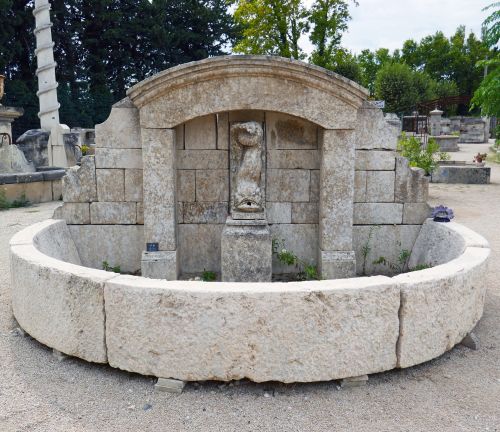 Grande fontaine en vieilles pierres pour aménagement extérieur | Fontaine avec poisson cracheur d'eau en pierre sculptée.