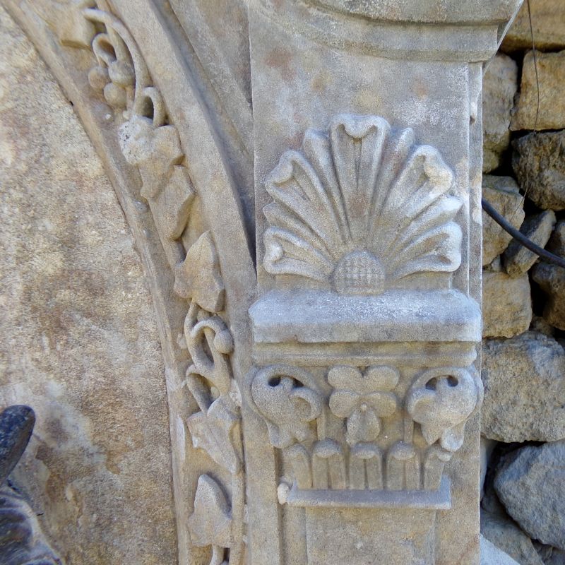 Beautiful Gothic fountain in aged stones with a ram's head - Atelier Alain BIDAL (Provence)