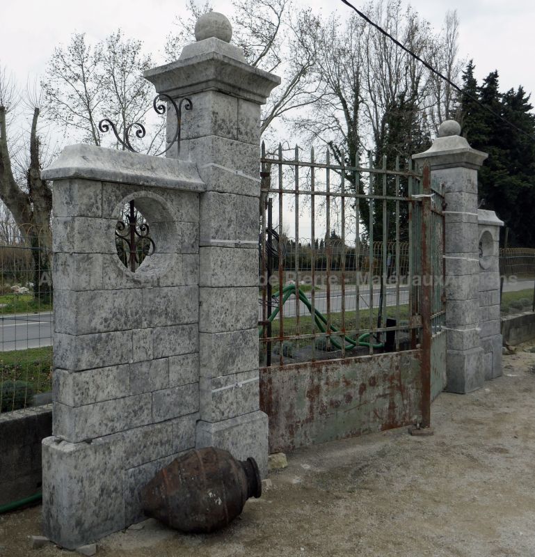 Stone pillars with low wall ǀ Pair of gate posts in old stone