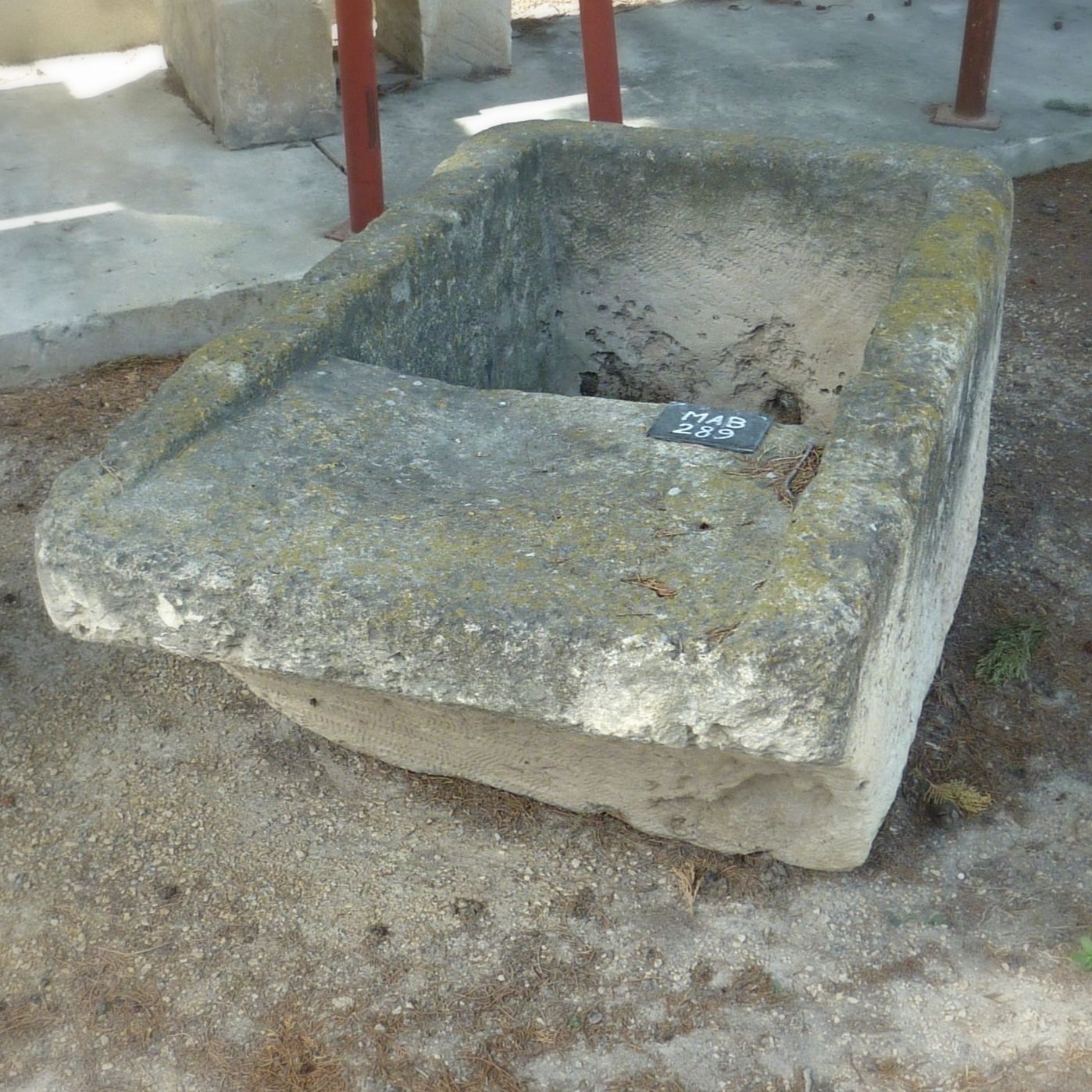 Lavoir ancien; un lavoir d'extérieur pouvant être utilisé pour créer un point d'eau à l'extérieur.