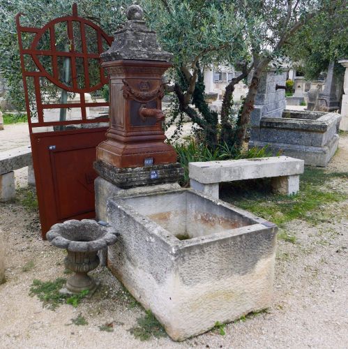 Fontaine d'eau avec pompe