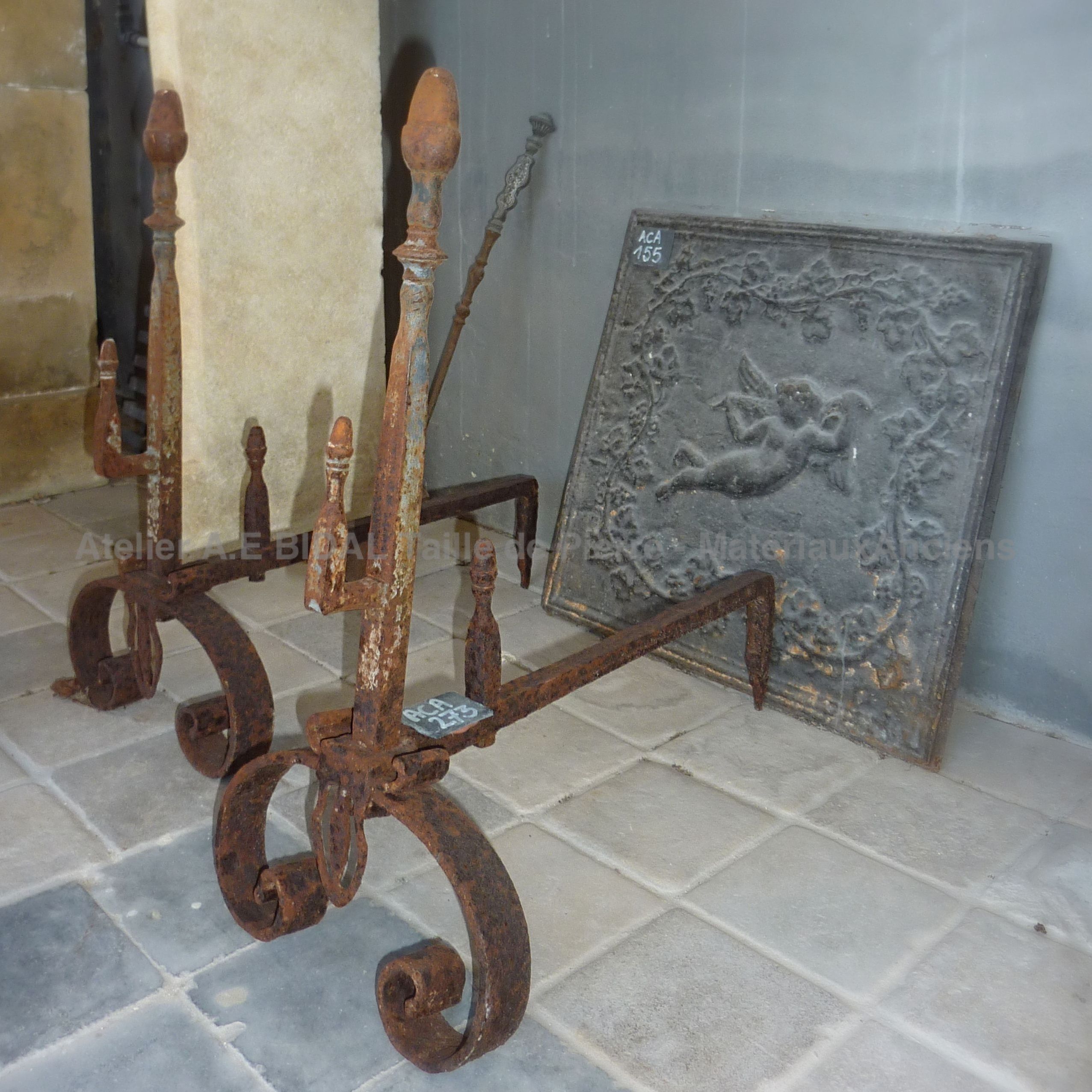 Accessoires de cheminée anciens : chenets en fer forgé.