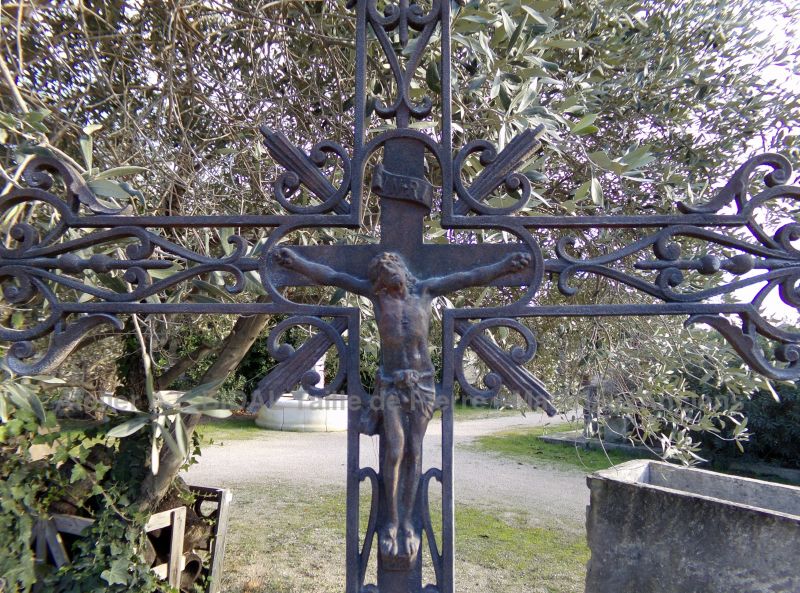 Antique cast iron Catholic cross for sale in Provence at Alain BIDAL's