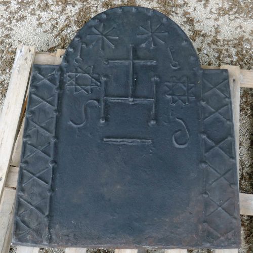 Plaque en fonte datant du 17° siècle en vente chez Atelier Alain BIDAL, Provence.