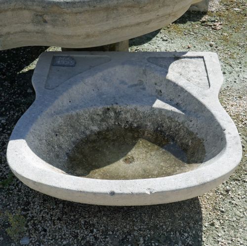 Bel évier en pierre de type évier ancien - vasque en pierre pour salle de bain.