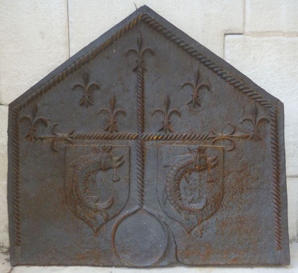 Plaque de cheminée en fonte de forme pentagonale - armoiries gothiques.