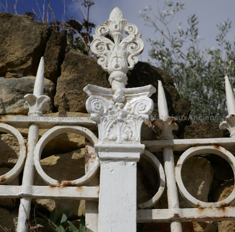 Detailed picture of our antique riveted wrought iron gate for sale at Atelier Alain BIDAL, Provence.