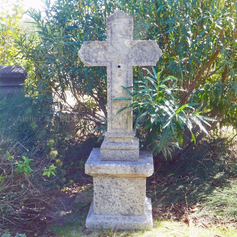 Croix ancienne : éléments religieux anciens en pierre en vente en Provence chez Alain BIDAL