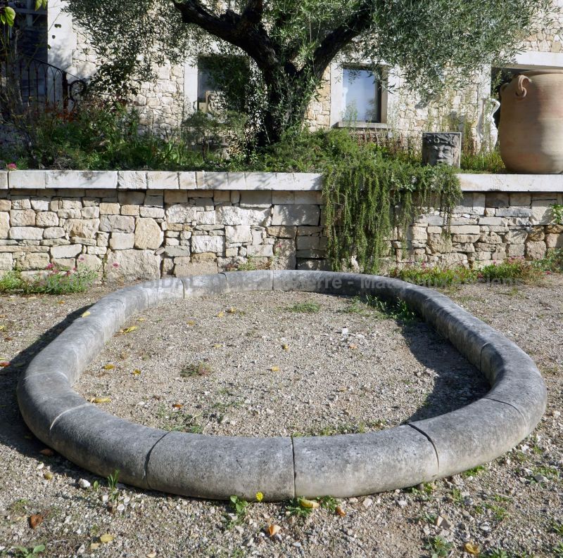 Bassin de jardin en pierres anciennes par Les Matériaux Anciens en Provence Alain BIDAL