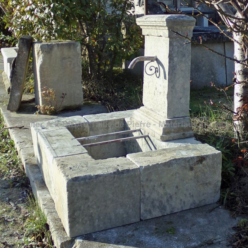 Fontaine de Provence en vieilles pierres : une fontaine de jardin en vente chez Atelier Alain BIDAL