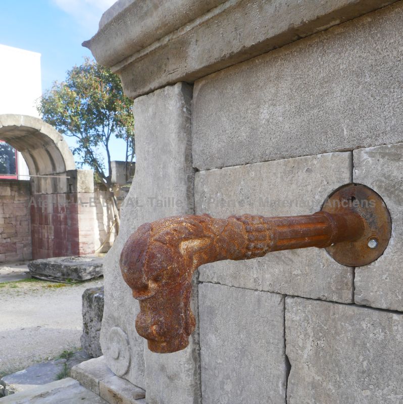 Ancienne sortie d'eau en fonte sur le fronton de notre fontaine de jardin
