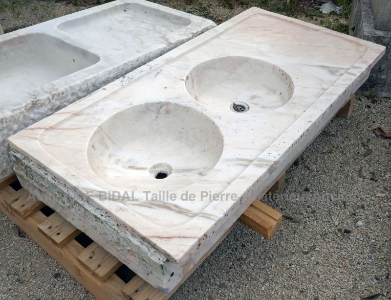 Bel évier ancien en pierre dure avec vasques rondes et égouttoir - évier en marbre