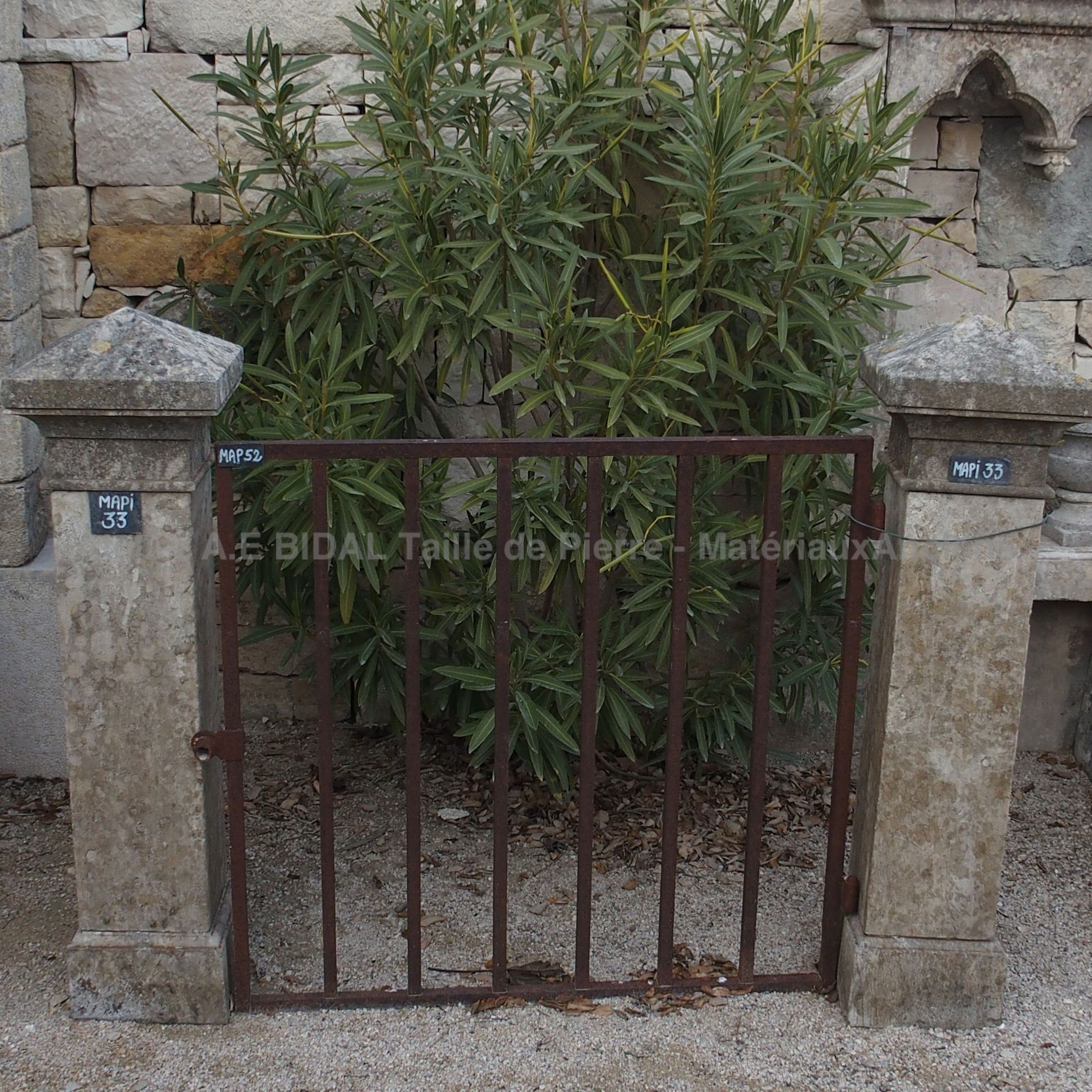 Portillon ancien idéal pour barrer un accès dangereux/fragile dans le jardin - portail de jardin de petit format.
